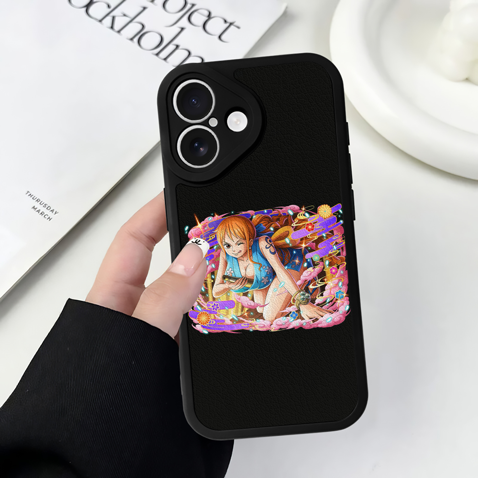 （画像用） ワンピース ナミ ONE PIECE Nami 【iPhone 16シリーズ対応】シリコンスマホケース（レザー調） 材質：シリコン